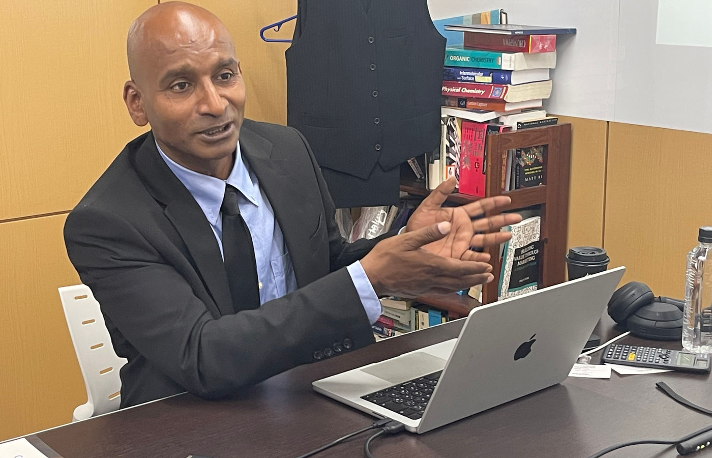 Easan Sivaniah speaking during a Seitaikai interview about founder philosophy and carbon dioxide separation technology.
